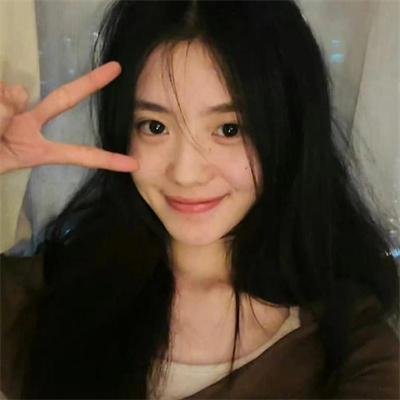 高墙、黑色与帅小伙